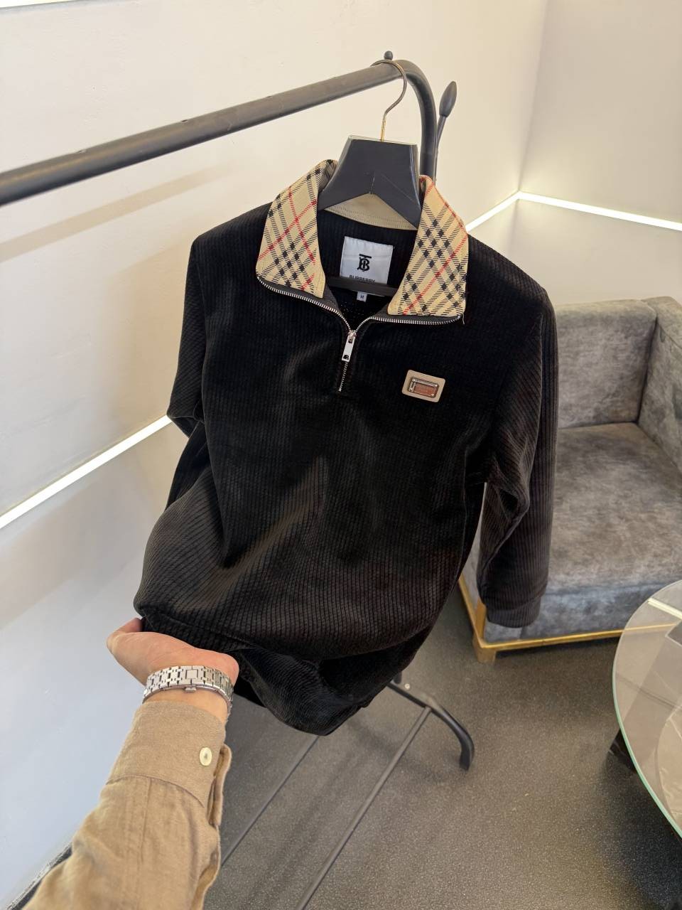 Burbery woollen knitted blend imported sweatshirt with steel logo on chest and brand zip black