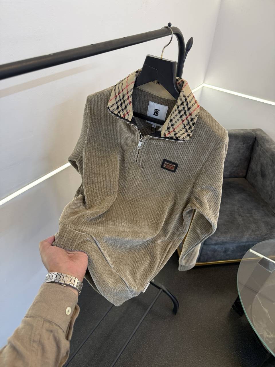Burbery woollen knitted blend imported sweatshirt with steel logo on chest and brand zip beige