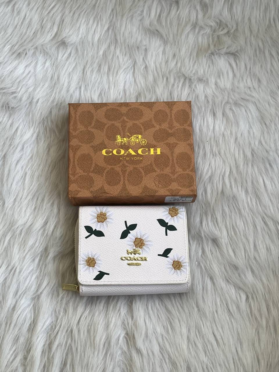 Coatch_116_Daisy_Trifold_Wallet_With_OriginalBox_DustCover_Premium