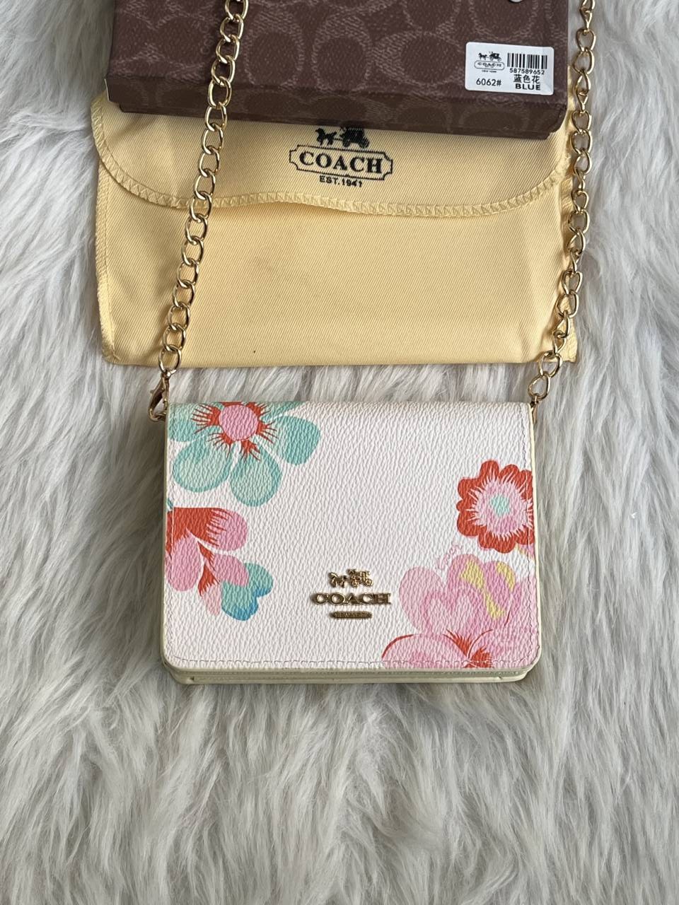 Coatch_122_White_ChainOnWallet_With_OriginalBox_DustCover_BrandCard