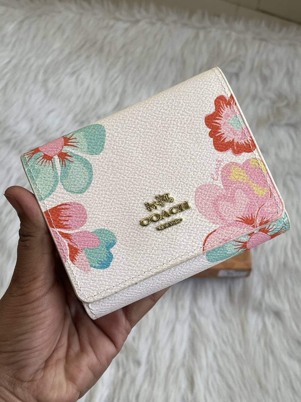 Coatch_116_White_Trifold_Wallet_With_OriginalBox_DustCover_Premium