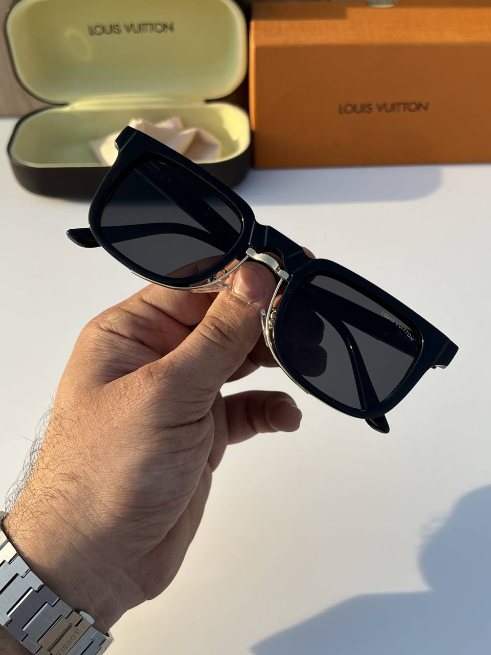 Loius vutton_1008_black_gold_sunglass