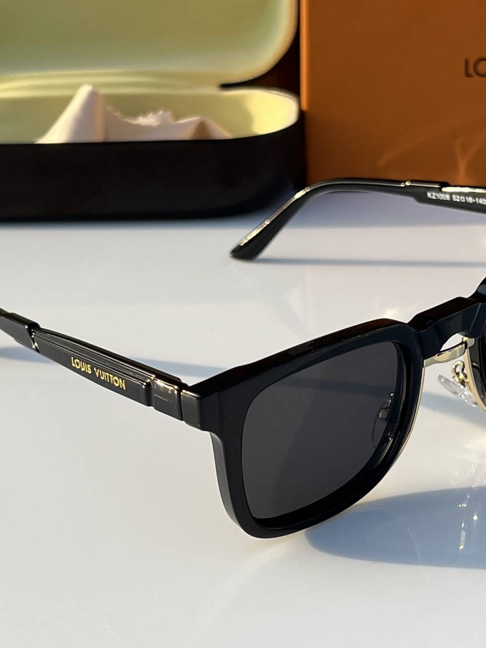 Loius vutton_1008_black_gold_sunglass