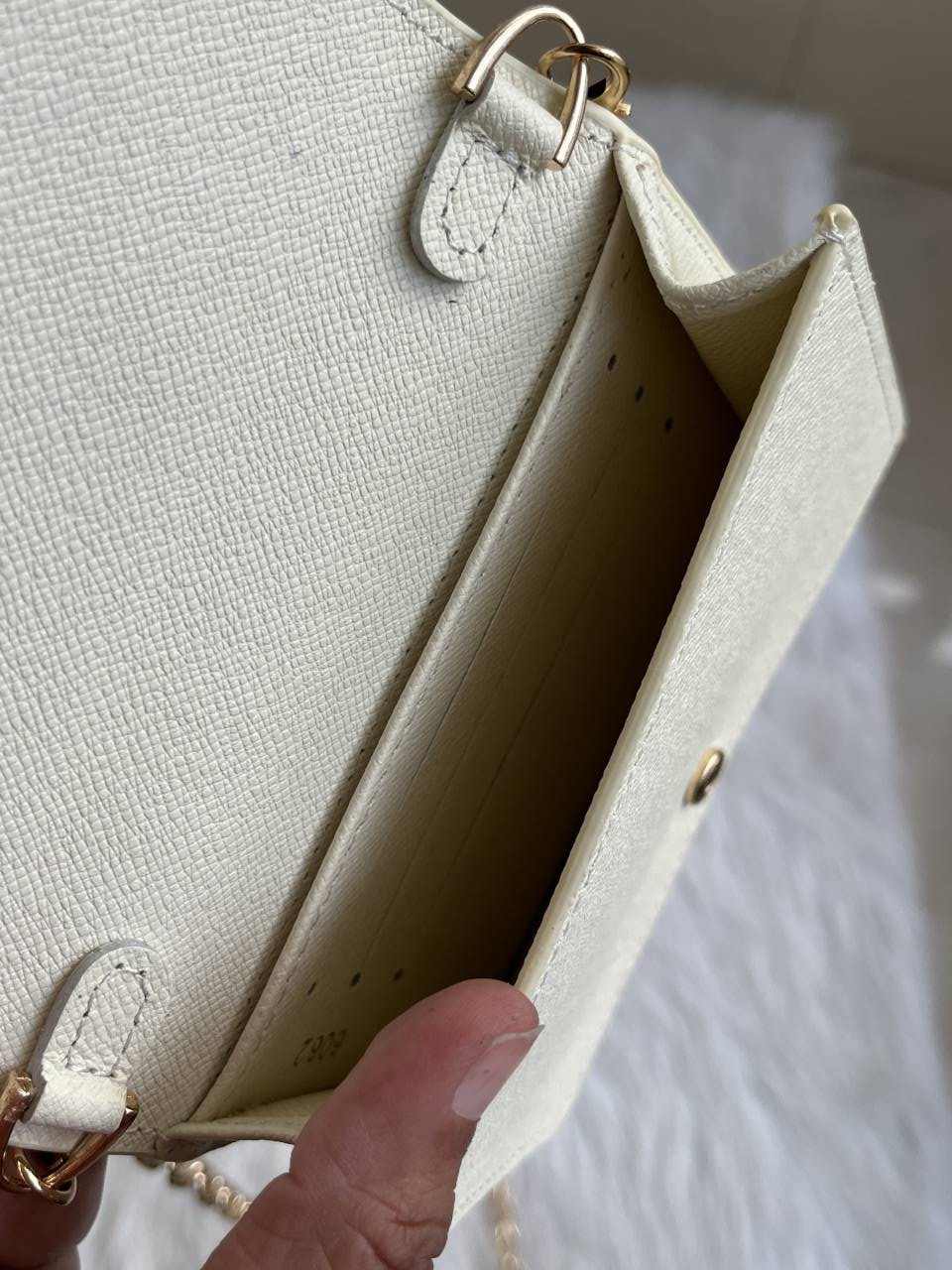 Coatch_122_White_ChainOnWallet_With_OriginalBox_DustCover_BrandCard