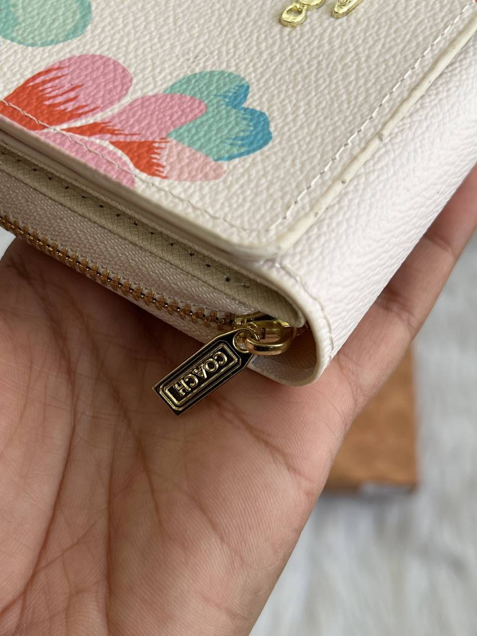 Coatch_116_White_Trifold_Wallet_With_OriginalBox_DustCover_Premium