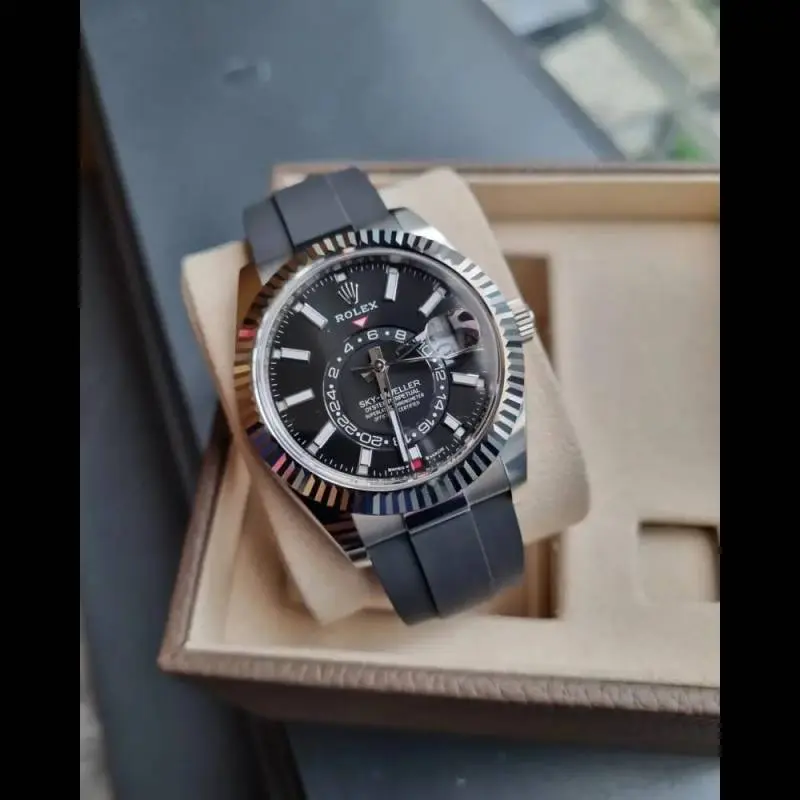 Rolex Oyster perpetual Sky Dweller - Image 2