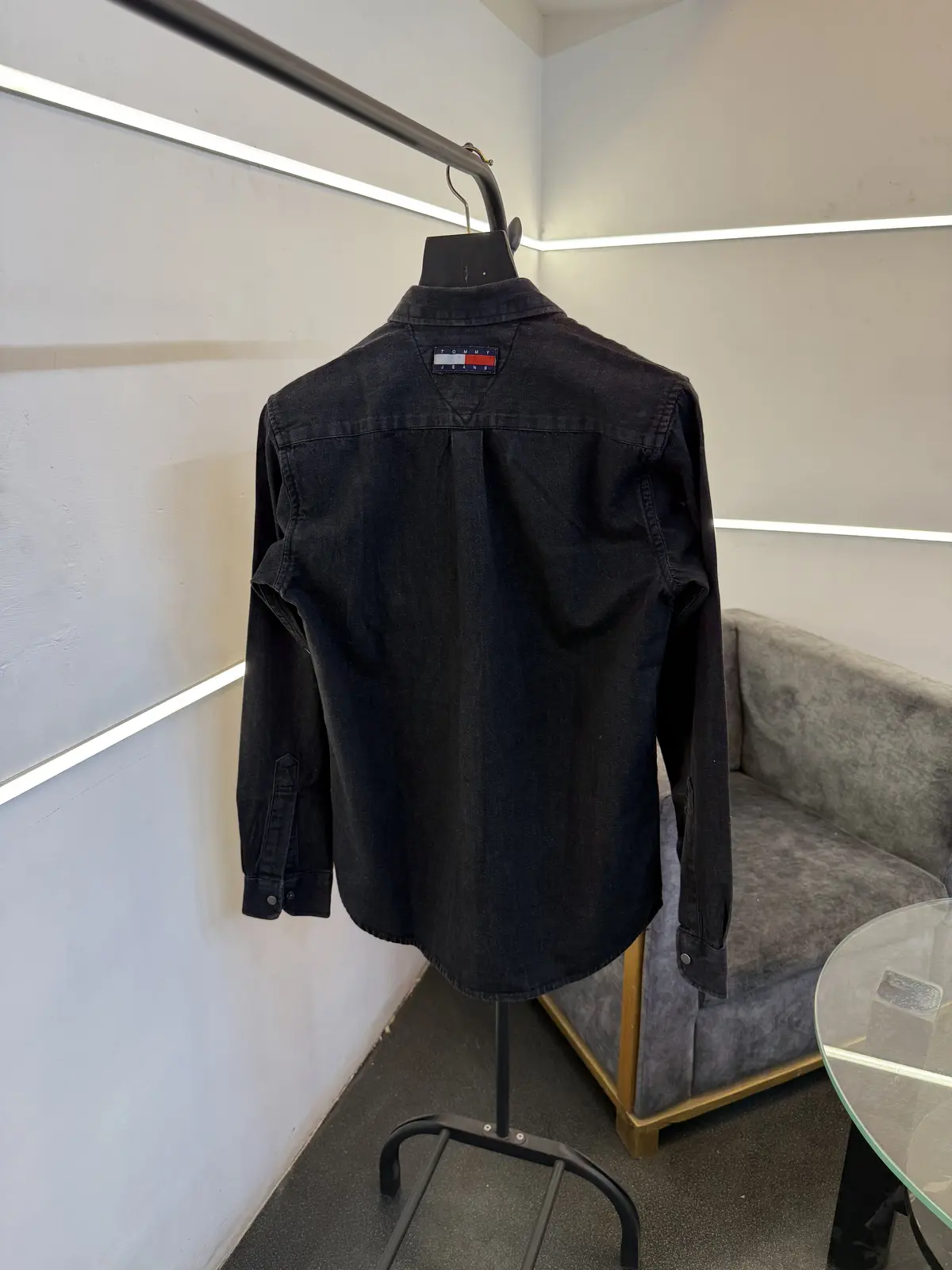 Tommy hilfigar carbon black denim shirt with front pocket and embroidery logo sale - Image 3