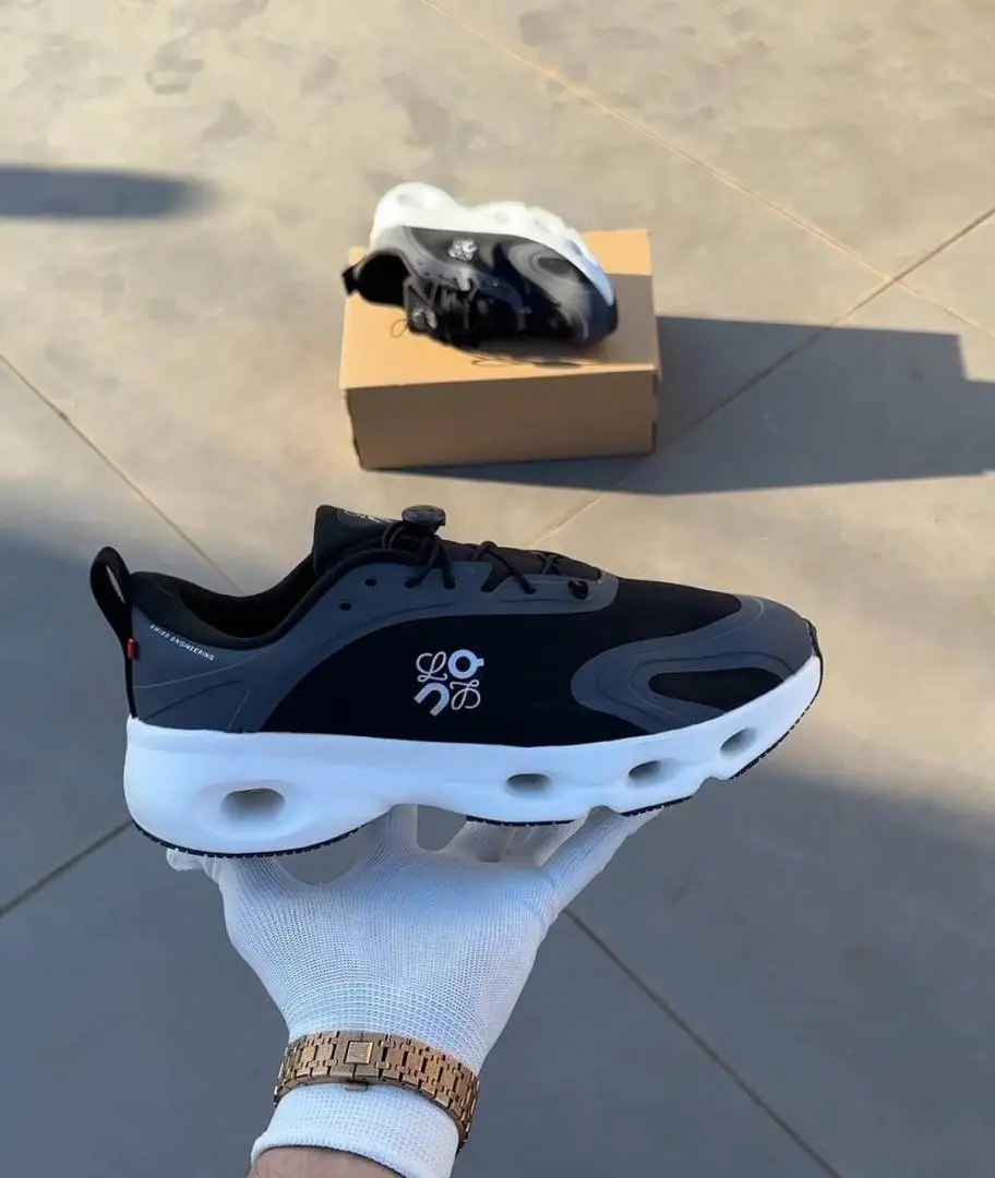 On Running Cloudsolo Loewe White Black - Image 2