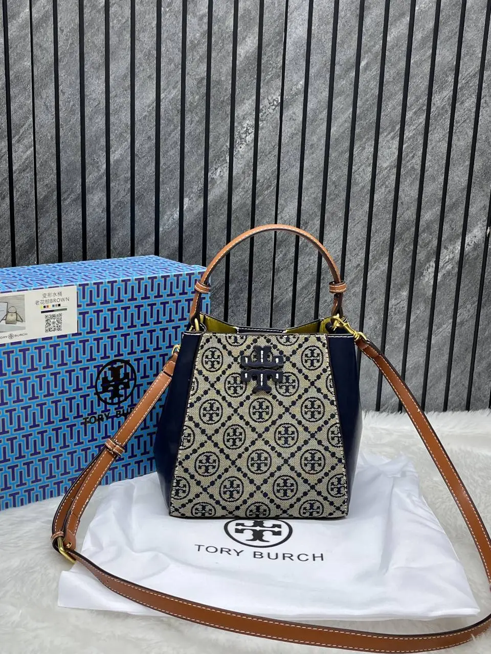 Tory Burrch McGraw Bucket Bag With OriginalBox DustCover