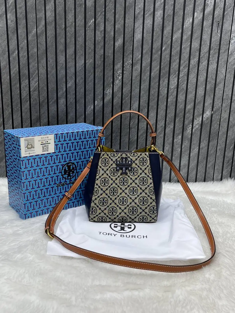 Tory Burrch McGraw Bucket Bag With OriginalBox DustCover - Image 2
