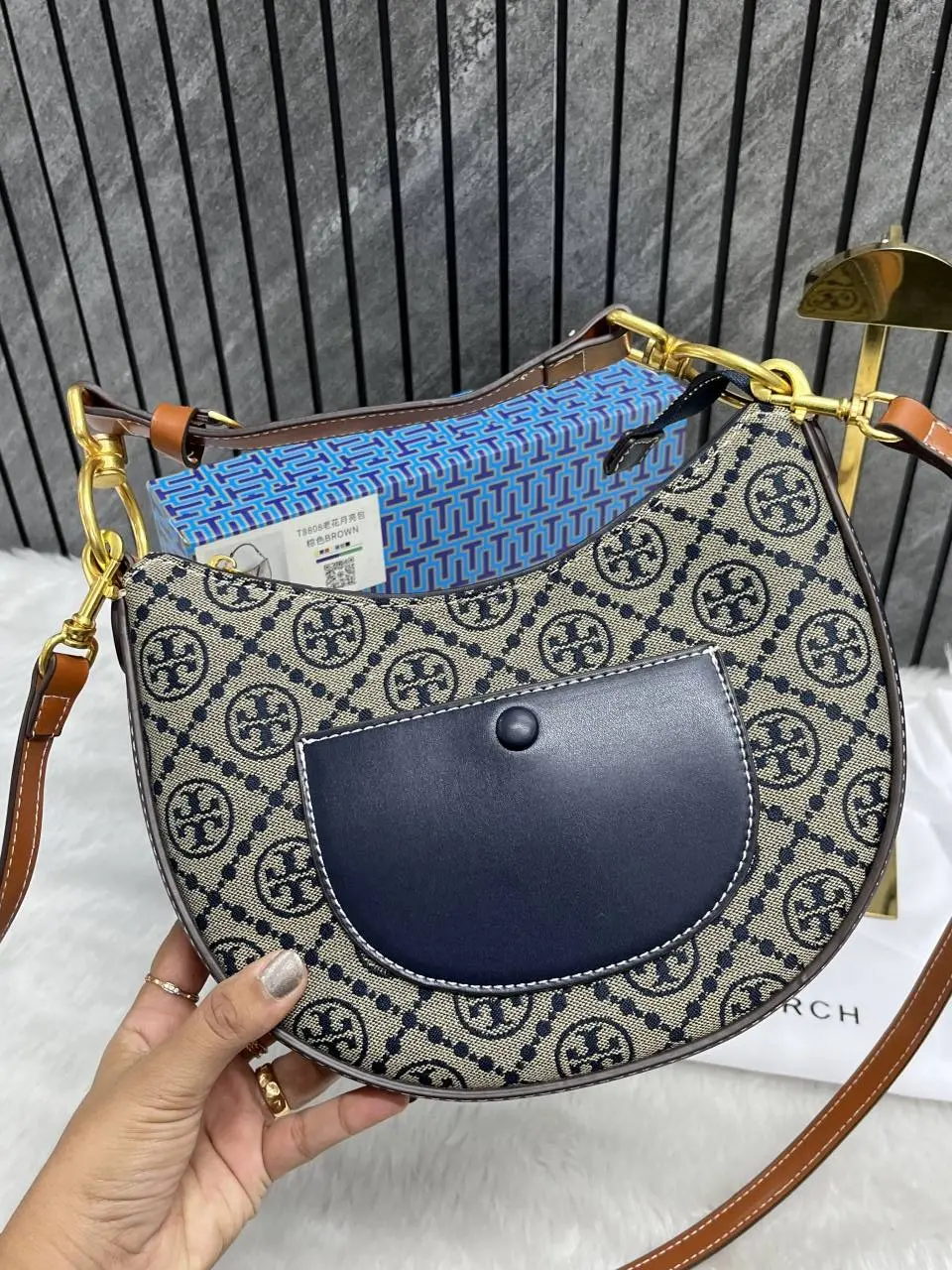 Tori Burch Jacquard Cresent Slingbag With OriginalBox - Image 4