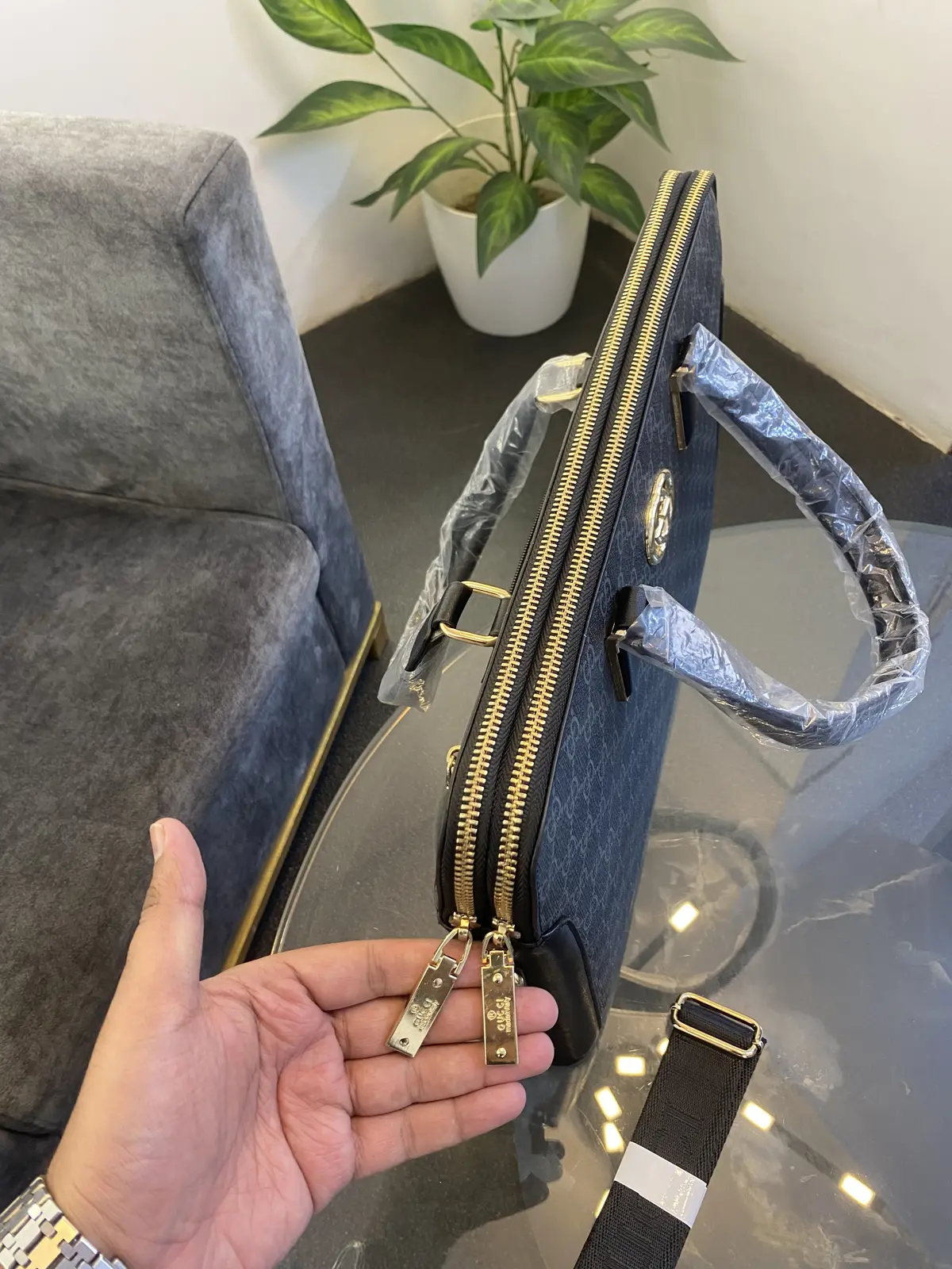 Gucci Imported leather laptop bag with double zip back zip and strap black gold - Image 3