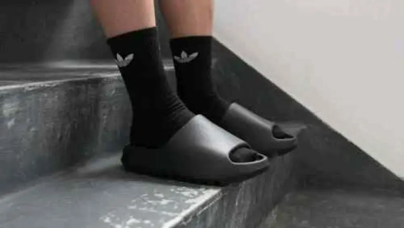 Adidas Yeezy Slide Black UA Quality