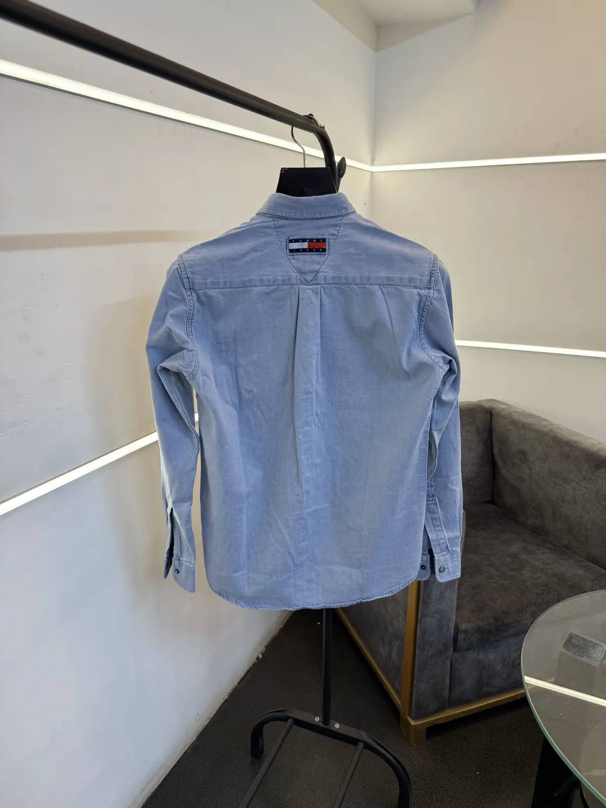 Tommy hilfigar sky blue denim shirt with front pocket and embroidery logo - Image 3