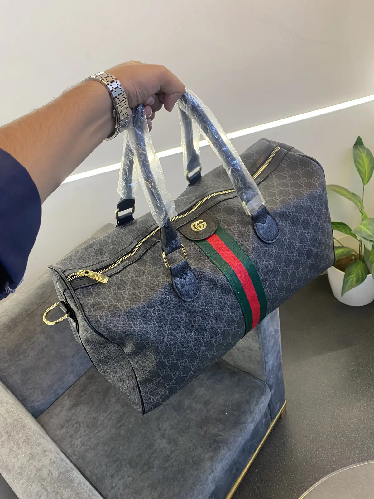 Gucci monogram steel logo duffle bag with dust bag and brand strap black grey - Image 4