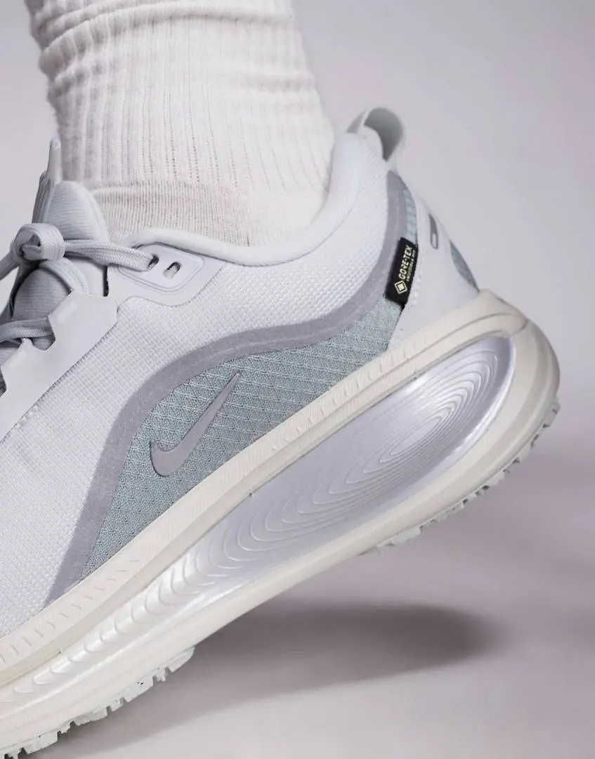 Nike Running Vomero 18 Gore-Tex Grey - Image 3