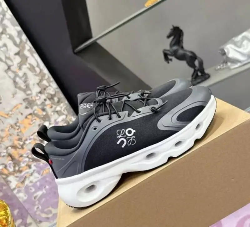 On Running Cloudsolo Loewe White Black