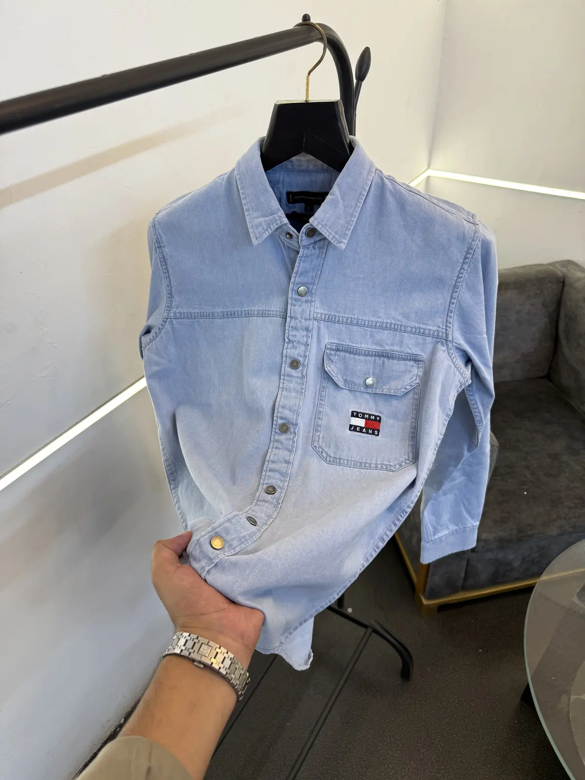 Tommy hilfigar sky blue denim shirt with front pocket and embroidery logo - Image 2