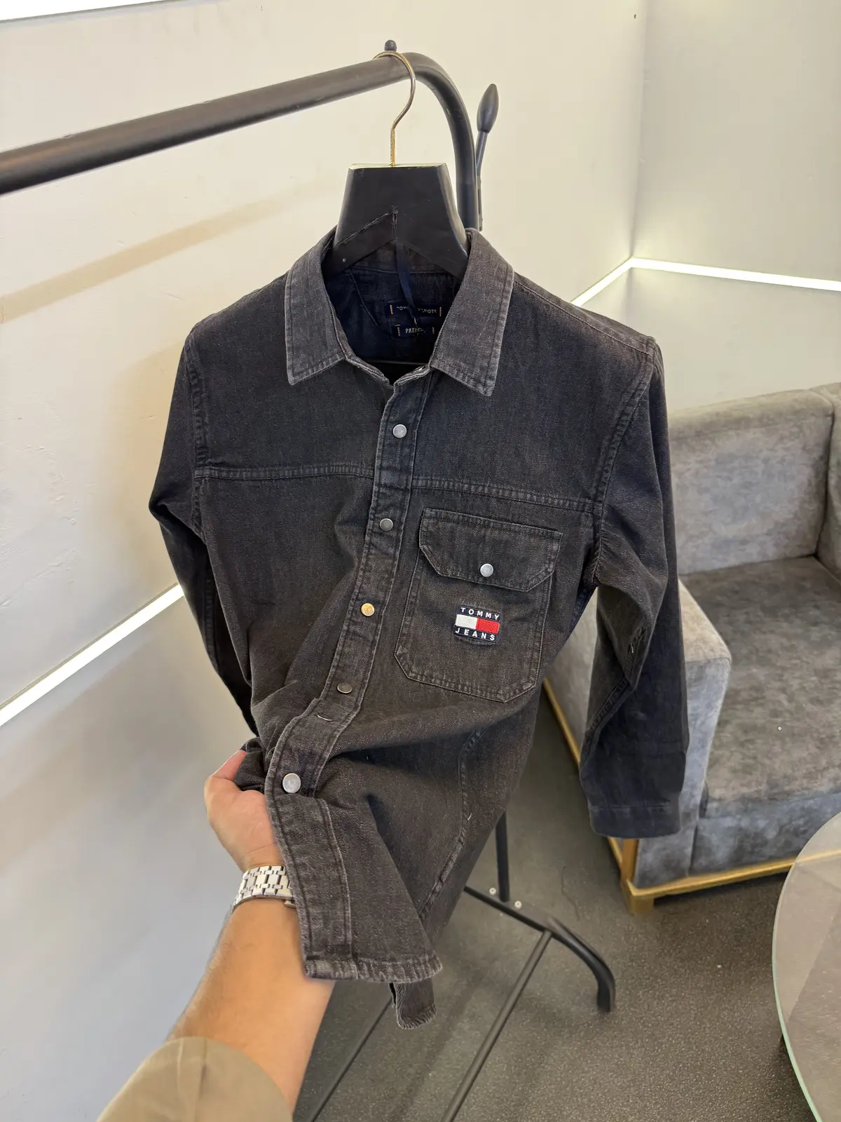 Tommy hilfigar carbon black denim shirt with front pocket and embroidery logo sale - Image 2
