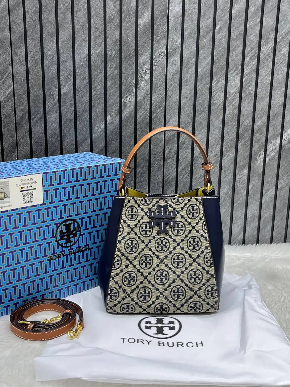 Tory Burrch McGraw Bucket Bag With OriginalBox DustCover - Image 7