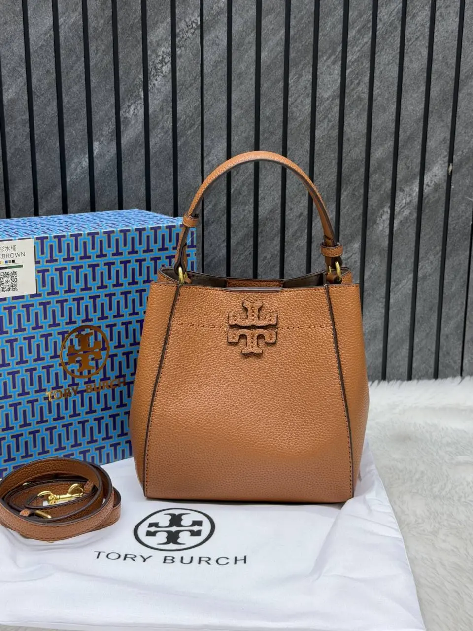 Tori Burch McGraw Bucket Bag With OriginalBox DustCover - Image 6