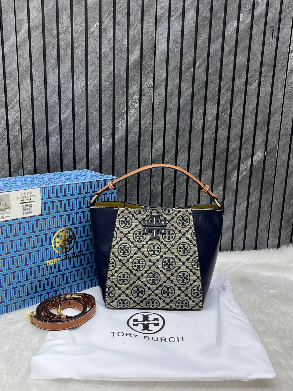 Tory Burrch McGraw Bucket Bag With OriginalBox DustCover - Image 5