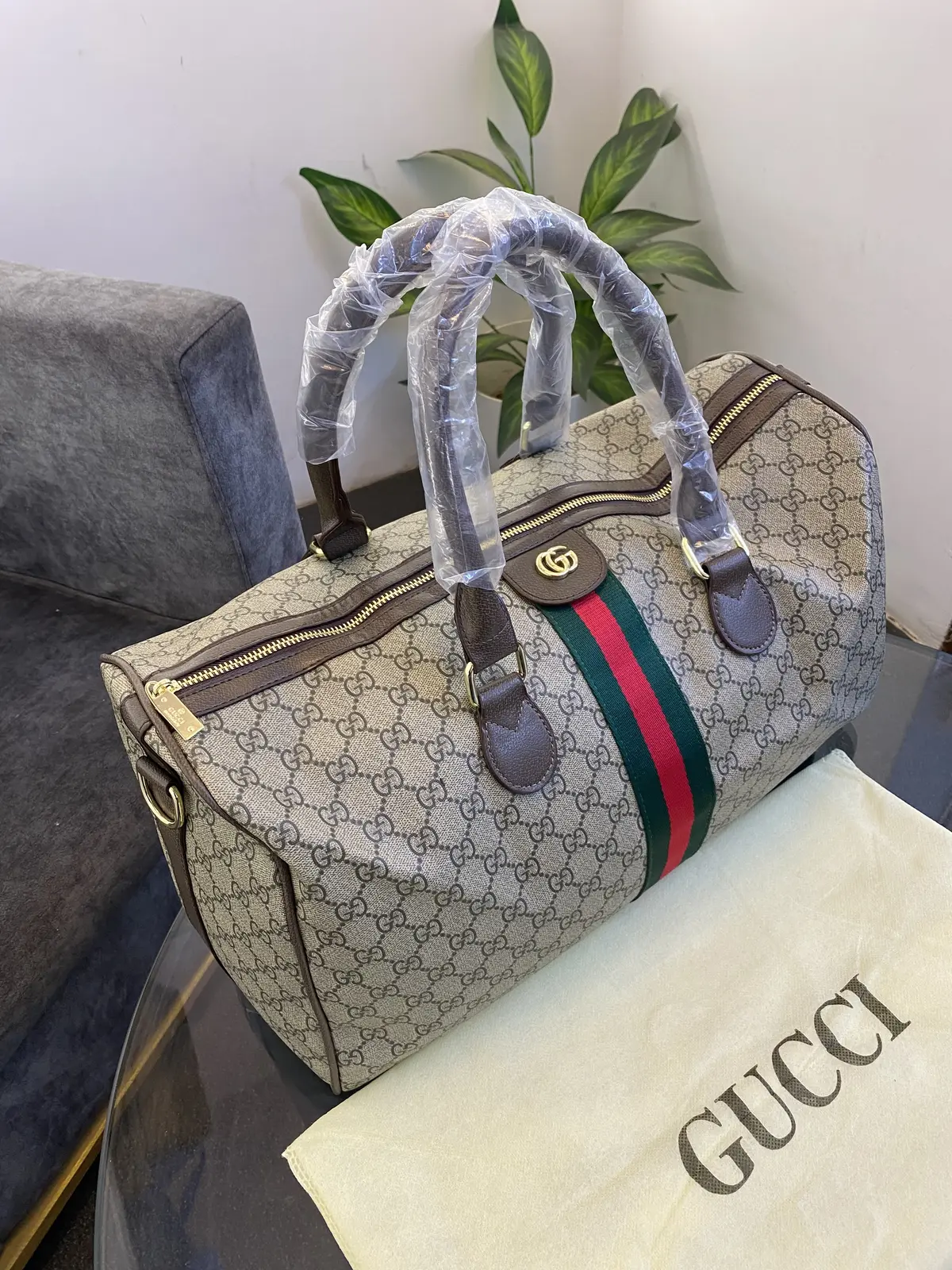 Gucci monogram steel logo duffle bag with dust bag and brand strap beige grey - Image 2