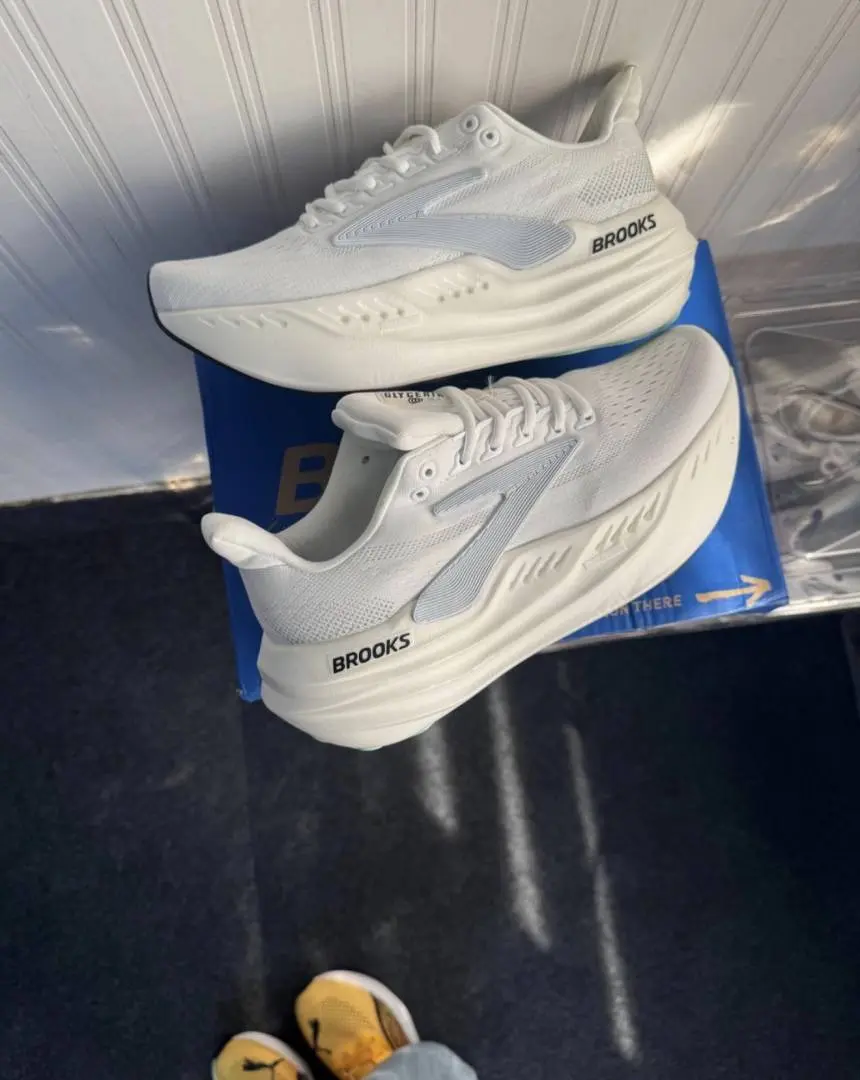 Brooks Glceerin Max Running White - Image 2