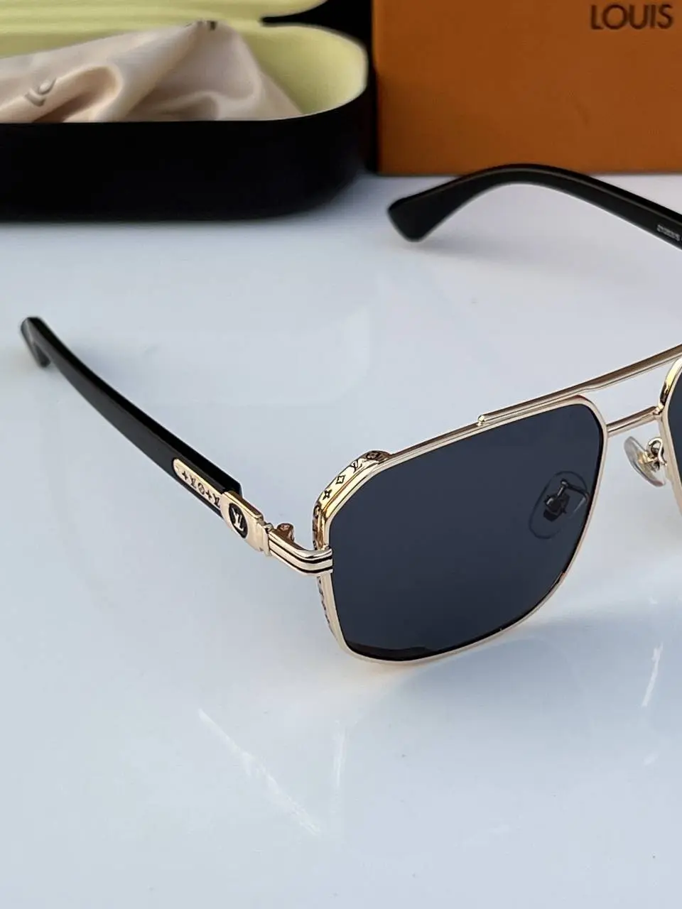 Louis Vuitton 1203 gold black - Image 3