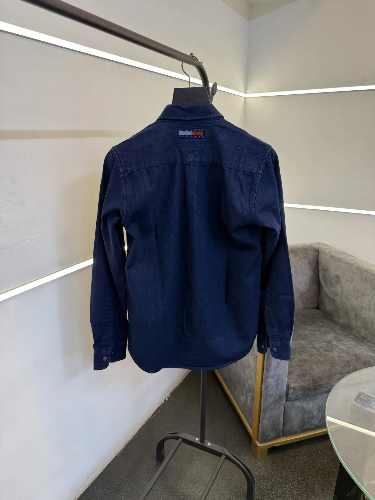 Tommy hilfigar dark blue denim shirt with front pocket and embroidery logo - Image 3