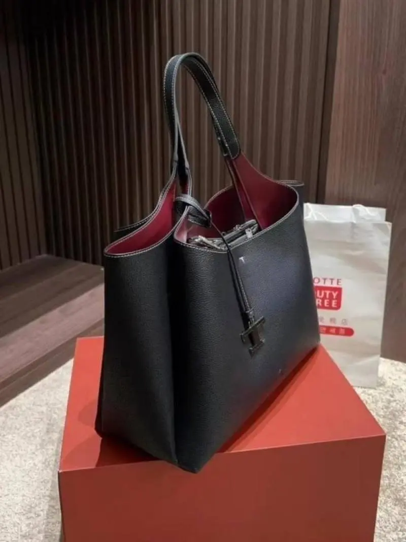 Todds T Timeless Premium Quality Leather Shopping Bag With OG Magnetic Box With Dust Bag (Black - 1129) - Image 4