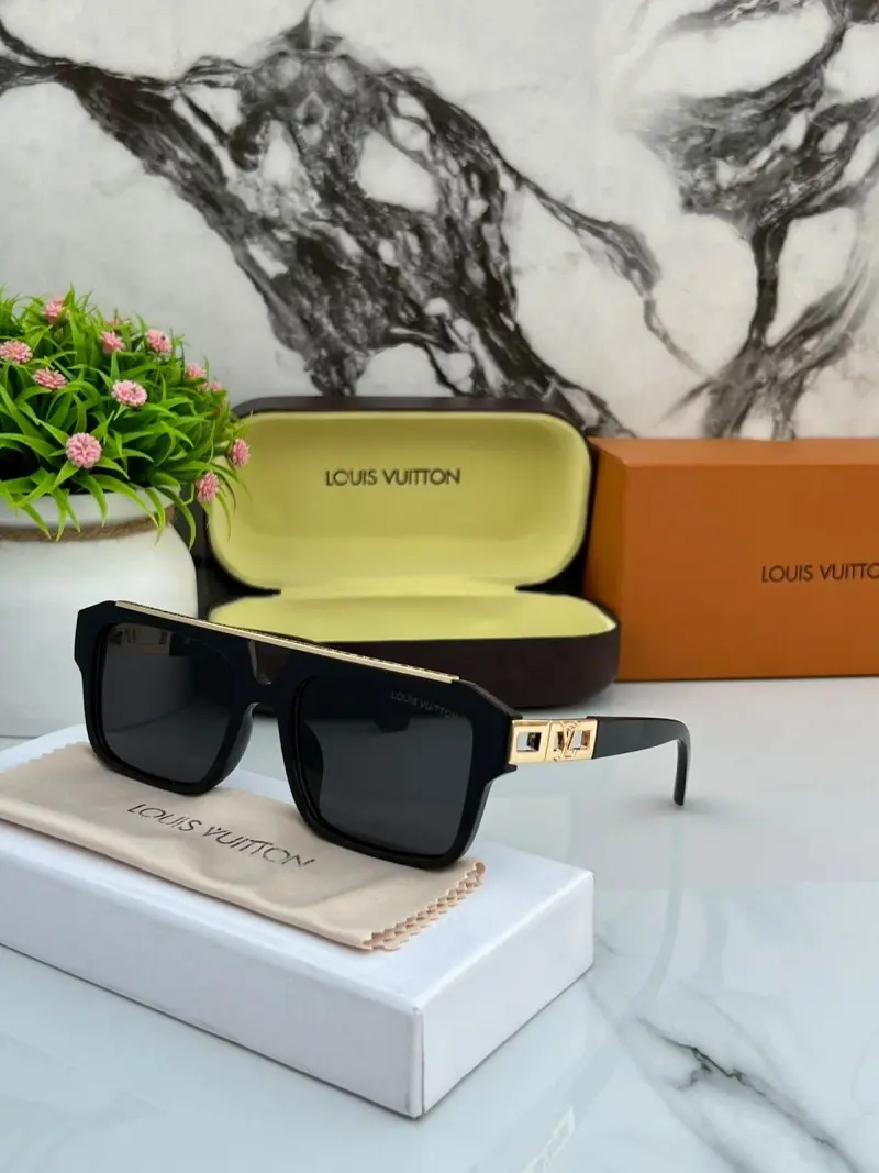 Louis Vuitton 8817 black gold