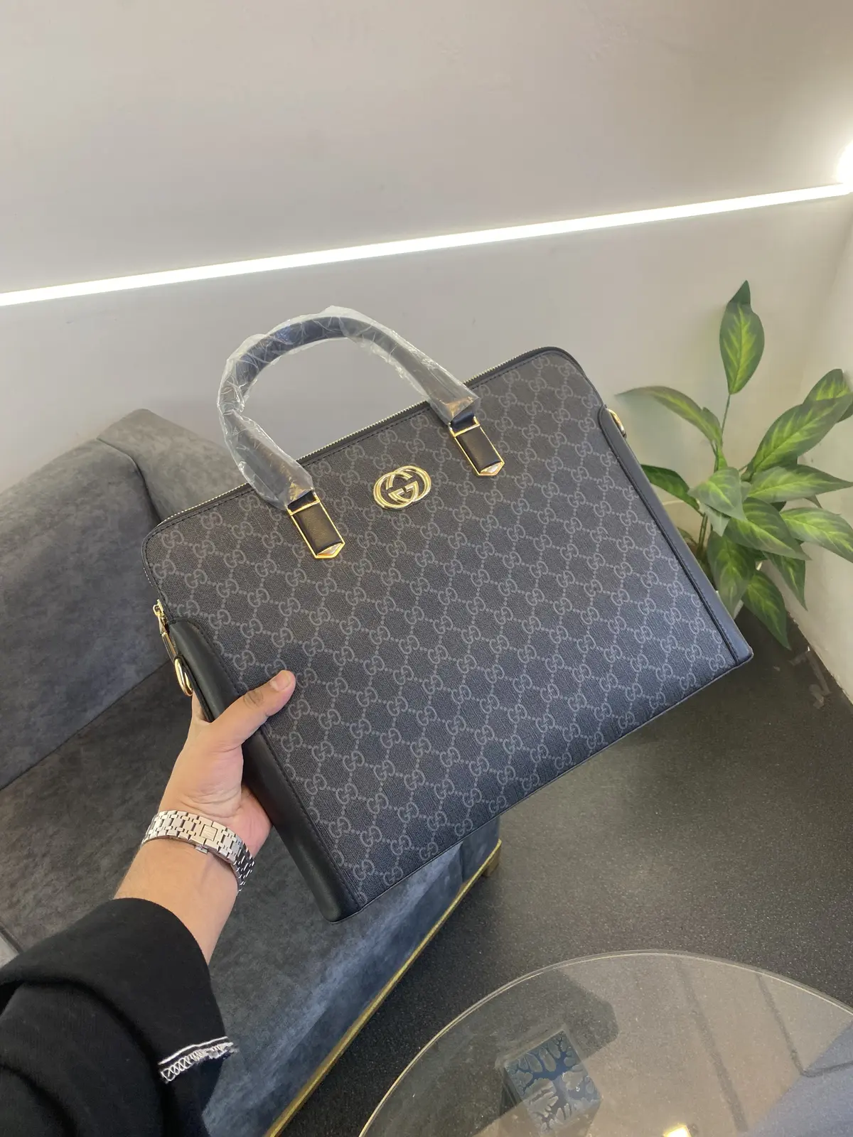 Gucci Imported leather laptop bag with double zip back zip and strap black gold - Image 2