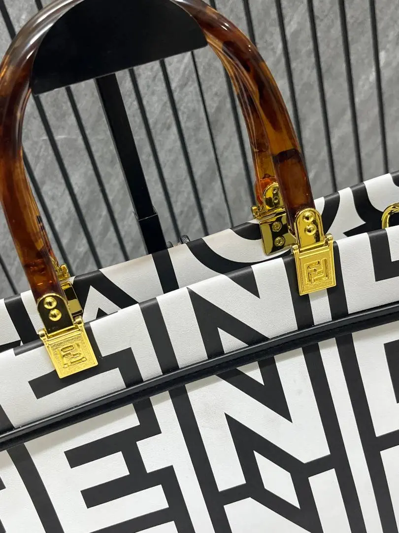 Fendi Roma Sunshine Shopper Large With DustCover - Image 8