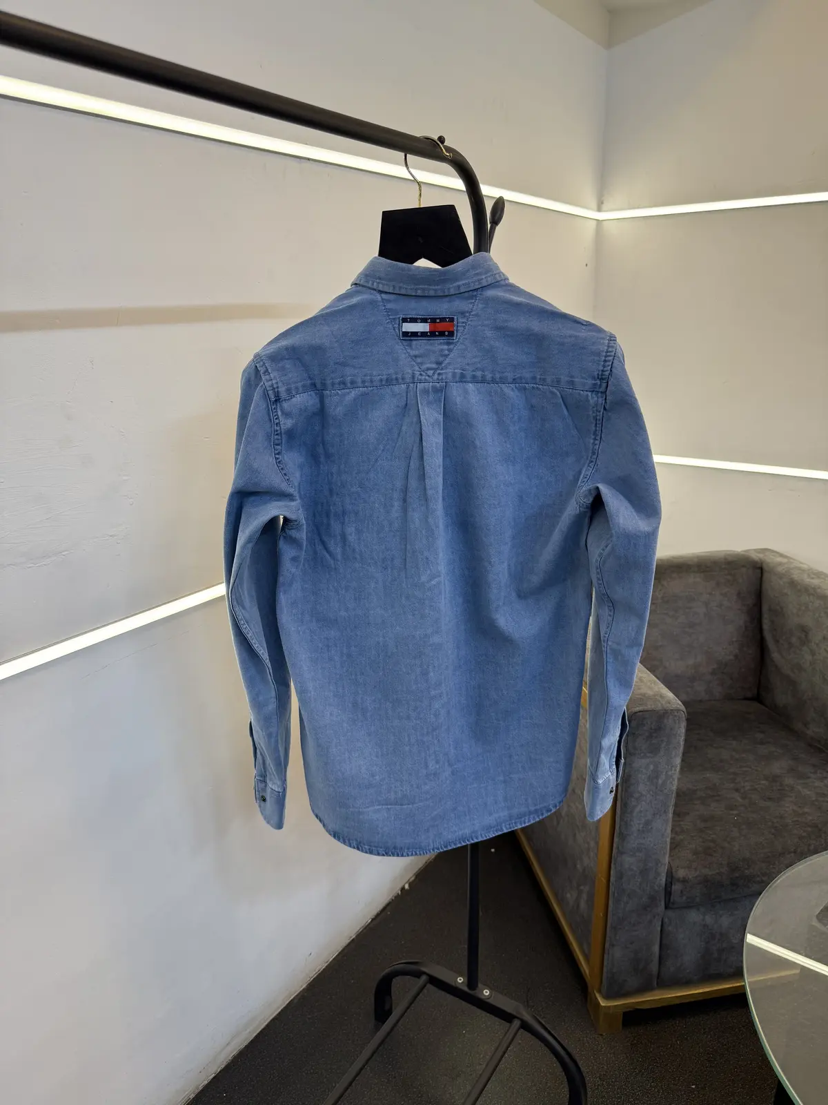 Tommy hilfigar blue denim shirt with front pocket and embroidery logo - Image 3