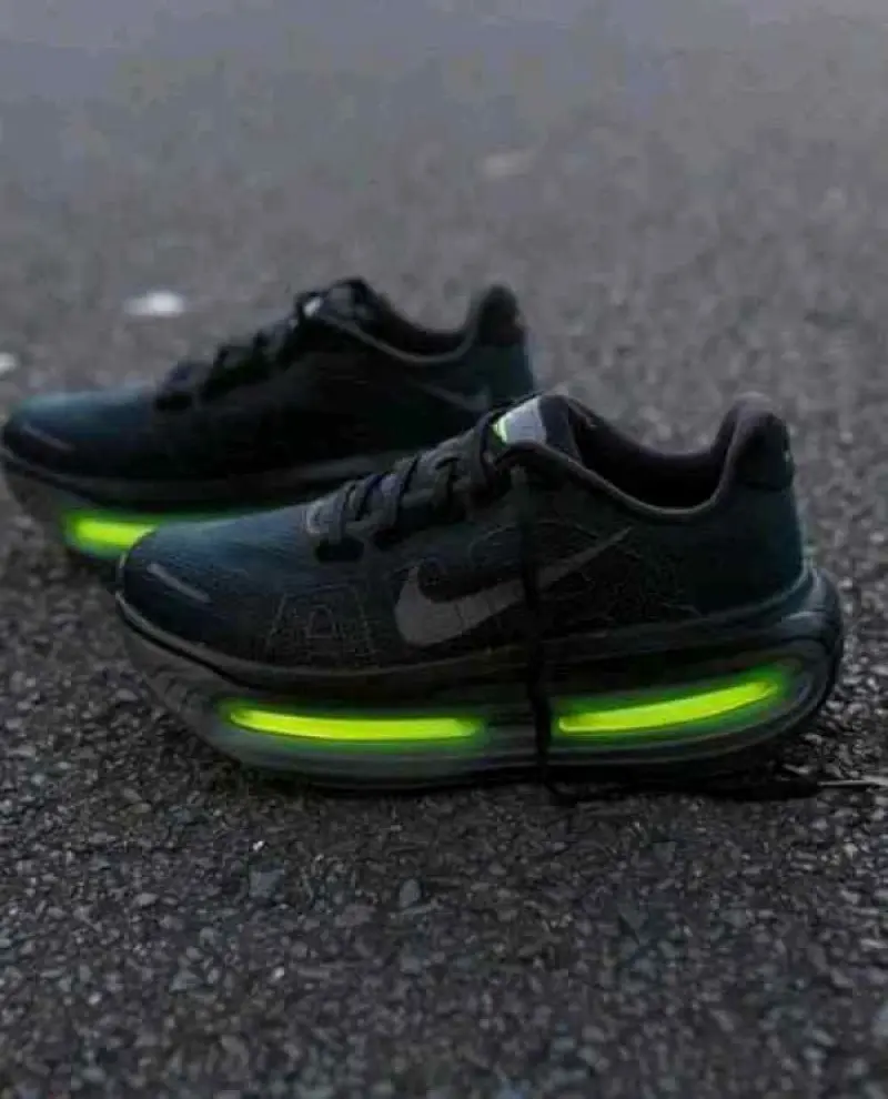 Nike Vomero Premium Black Volt 205 - Image 2
