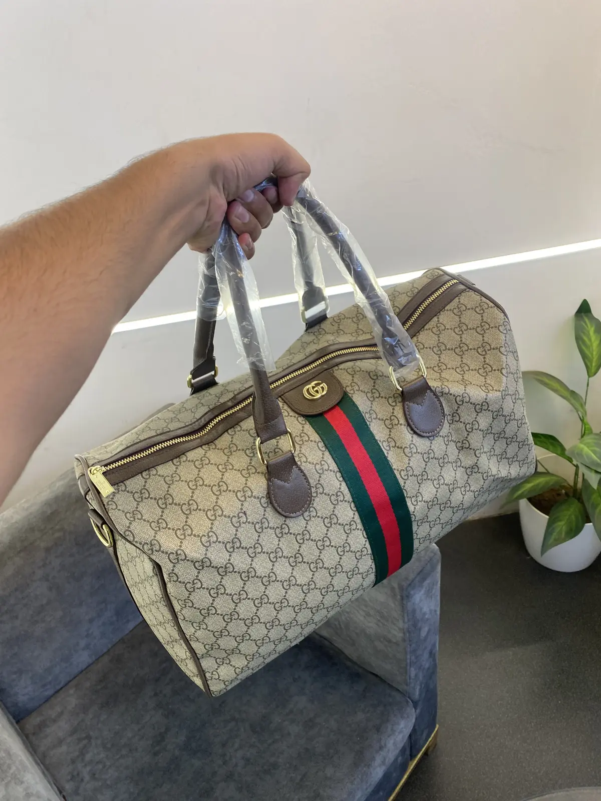 Gucci monogram steel logo duffle bag with dust bag and brand strap beige grey - Image 3
