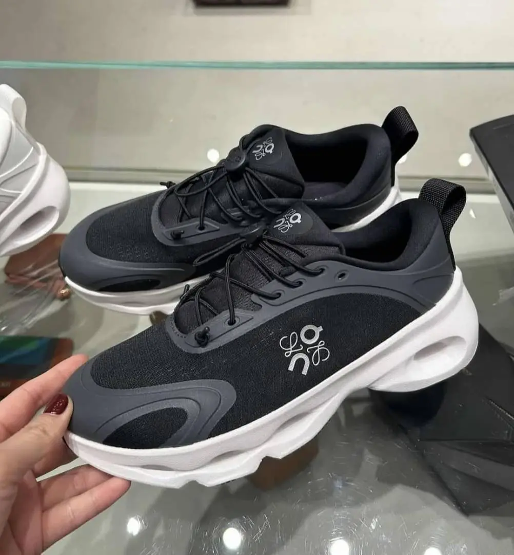 On Running Cloudsolo Loewe White Black - Image 4