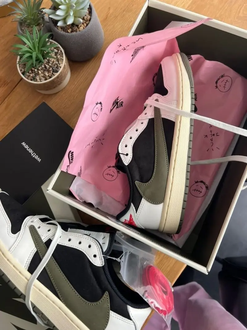 Travis Scott x Air Jordan 1 Low Olive semi UA Quality - Image 3