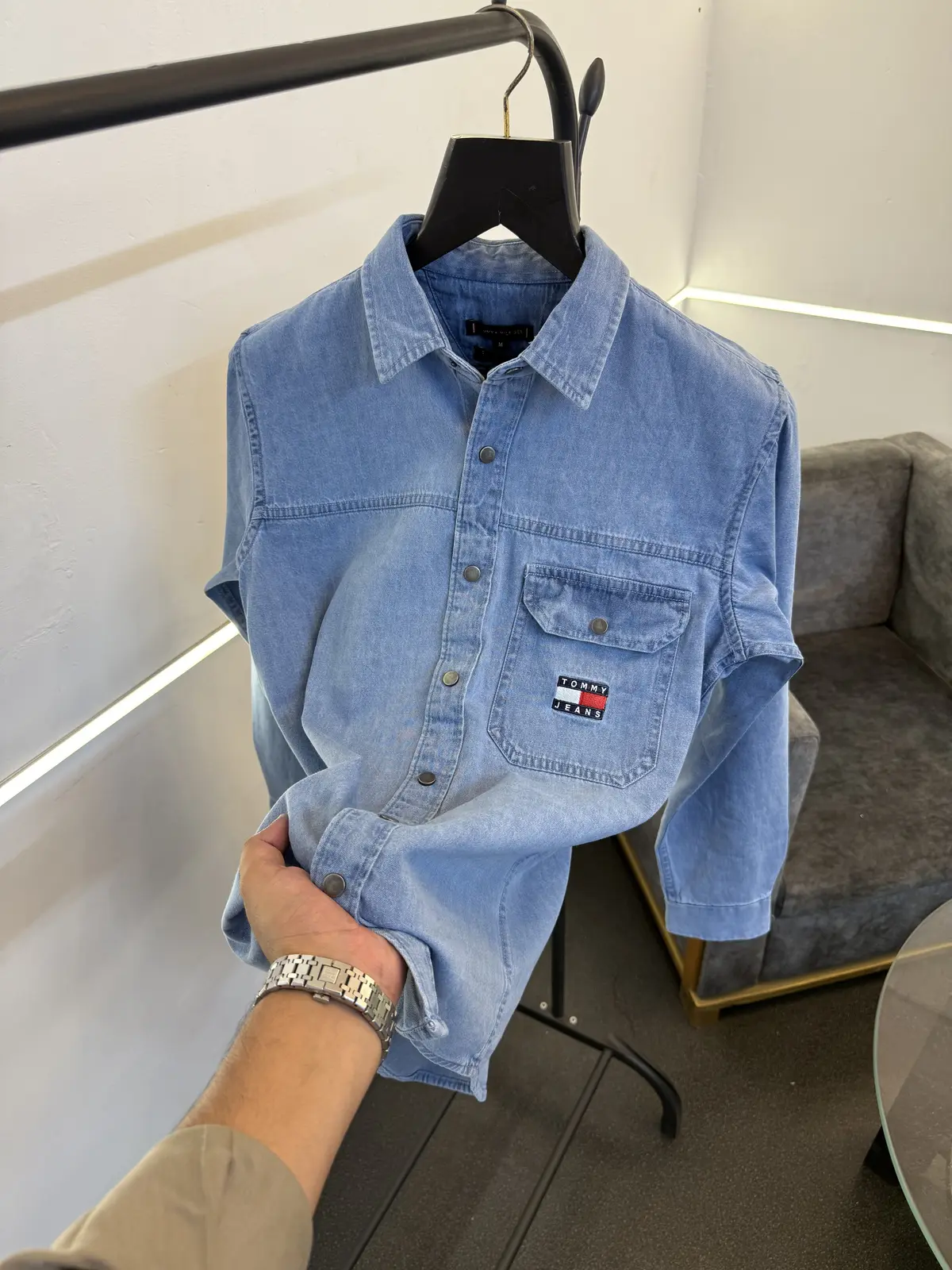Tommy hilfigar blue denim shirt with front pocket and embroidery logo - Image 2