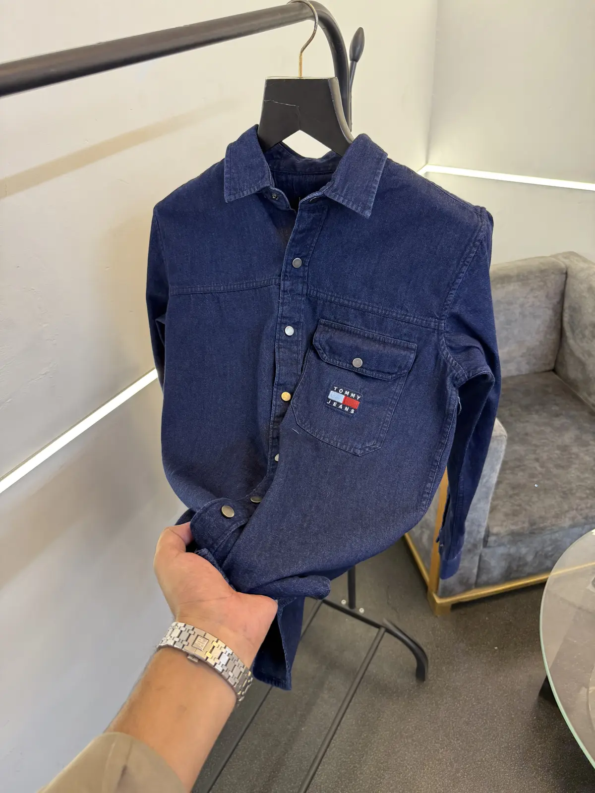 Tommy hilfigar dark blue denim shirt with front pocket and embroidery logo - Image 2