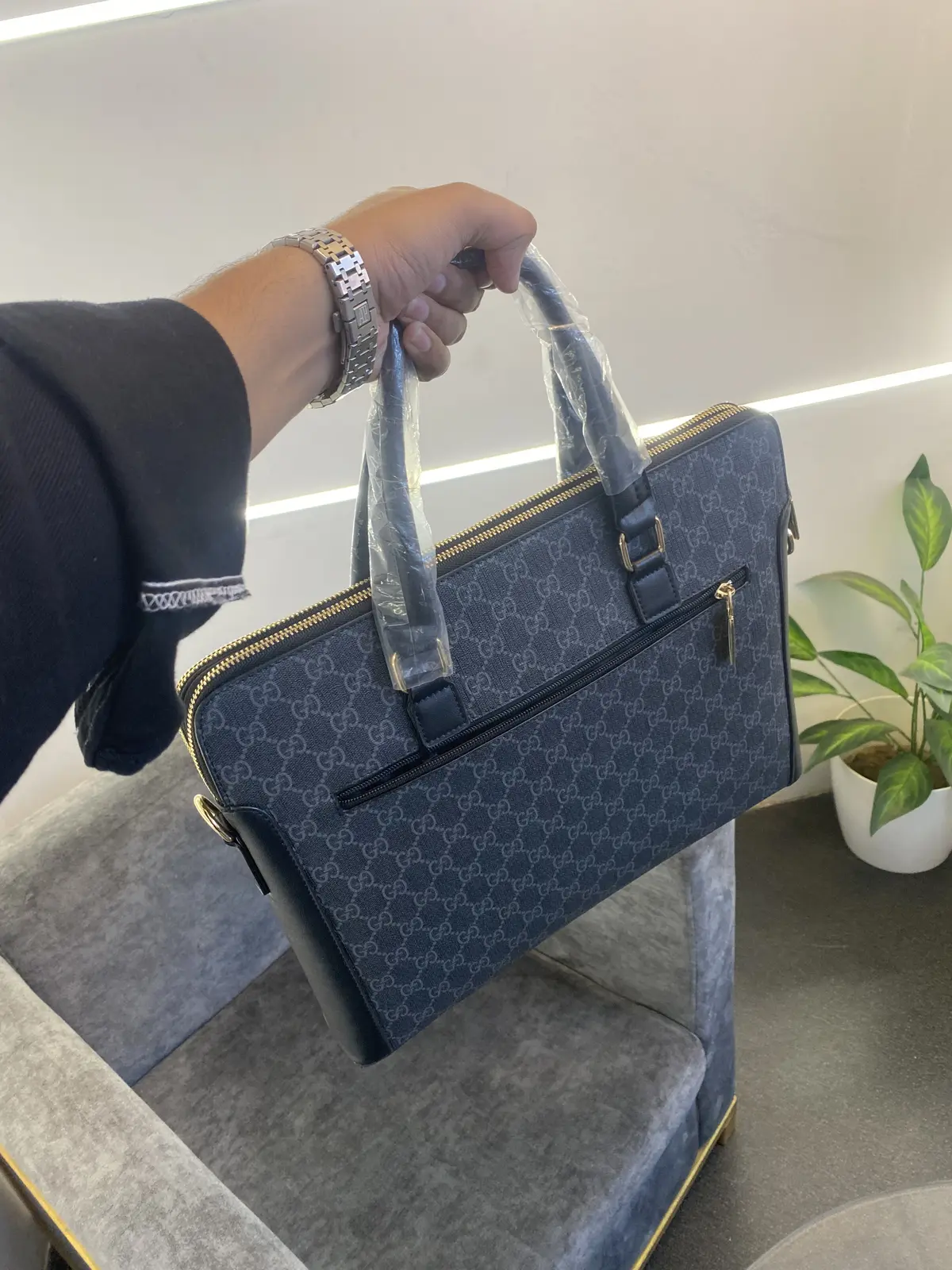 Gucci Imported leather laptop bag with double zip back zip and strap black gold - Image 4