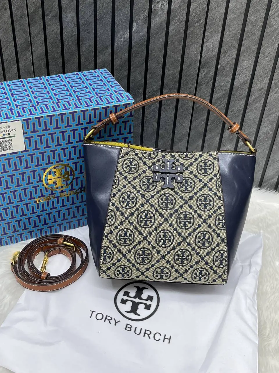 Tory Burrch McGraw Bucket Bag With OriginalBox DustCover - Image 3