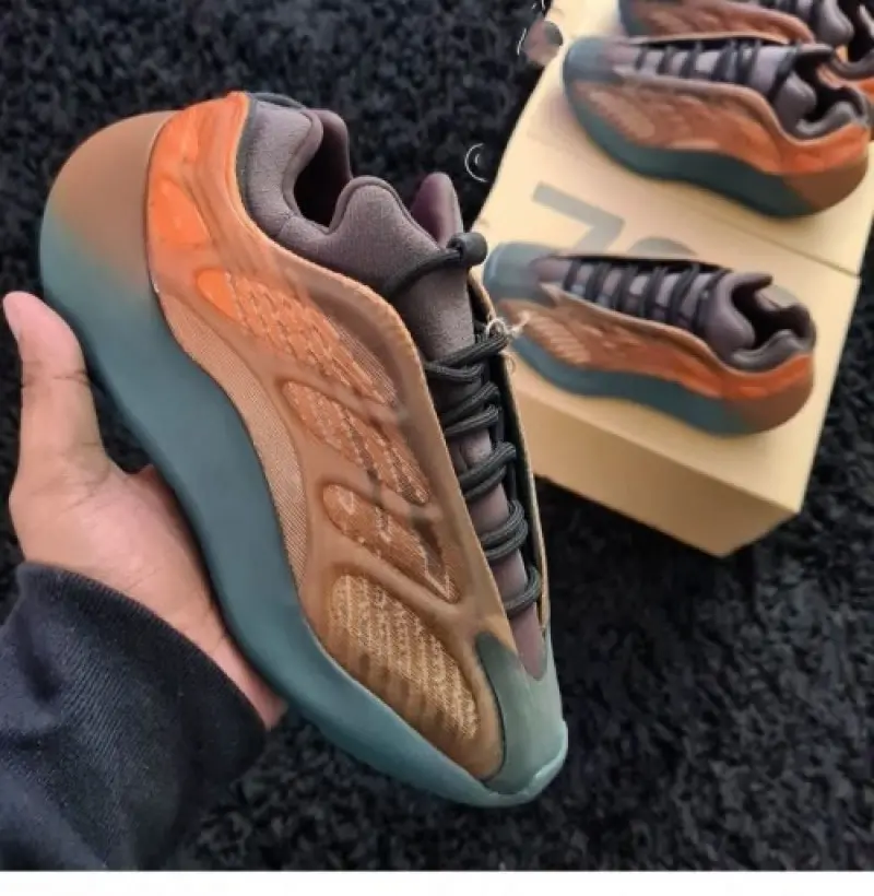 Adidas yeezy 700 v3 copper fade - Image 2