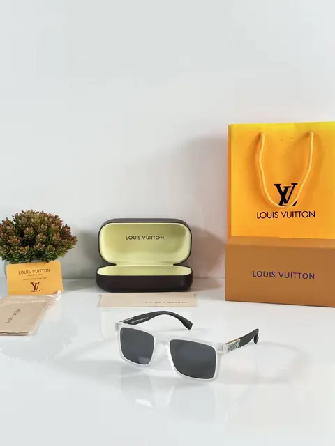 Louis Vuitton 4577 Ice Black