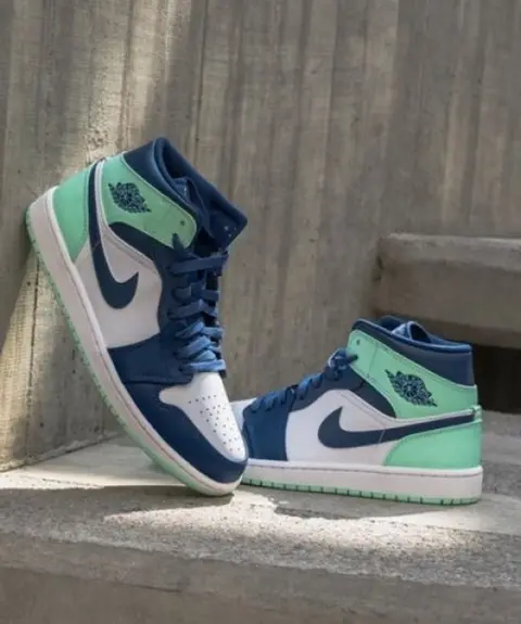 ..Nikkee air jordan 1 mid mystic mint navy