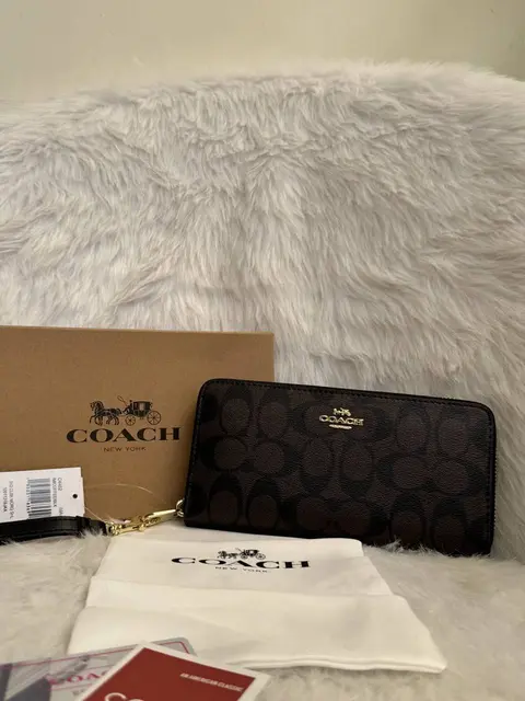 Coach 12-4 Premium Zippy Wallet With Original Box DustCover Tags