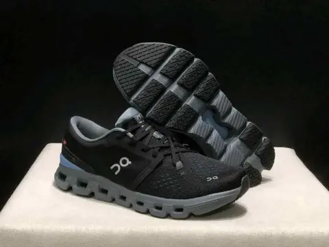 On running cloud x 4 black