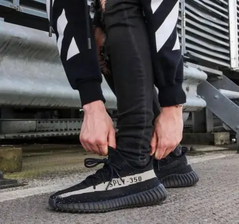 Adidas Yeezy Boost 350 V2 Oreo Black With Full Accessories SEMI UA