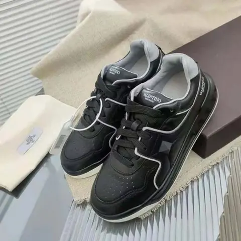 valentynoo garavani one stud black sneakers--